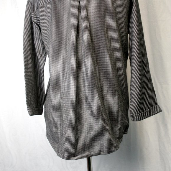 Black & White Pullover Shirt with Contrast Trim on Sides - Picture 6 of 8